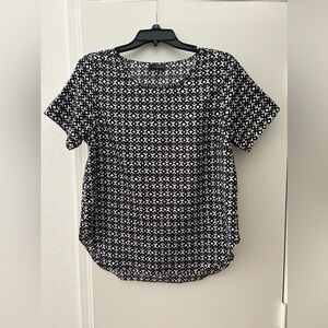 The Limited Black & White Geometric Pattern Short Sleeve Top Shirt. Size Medium